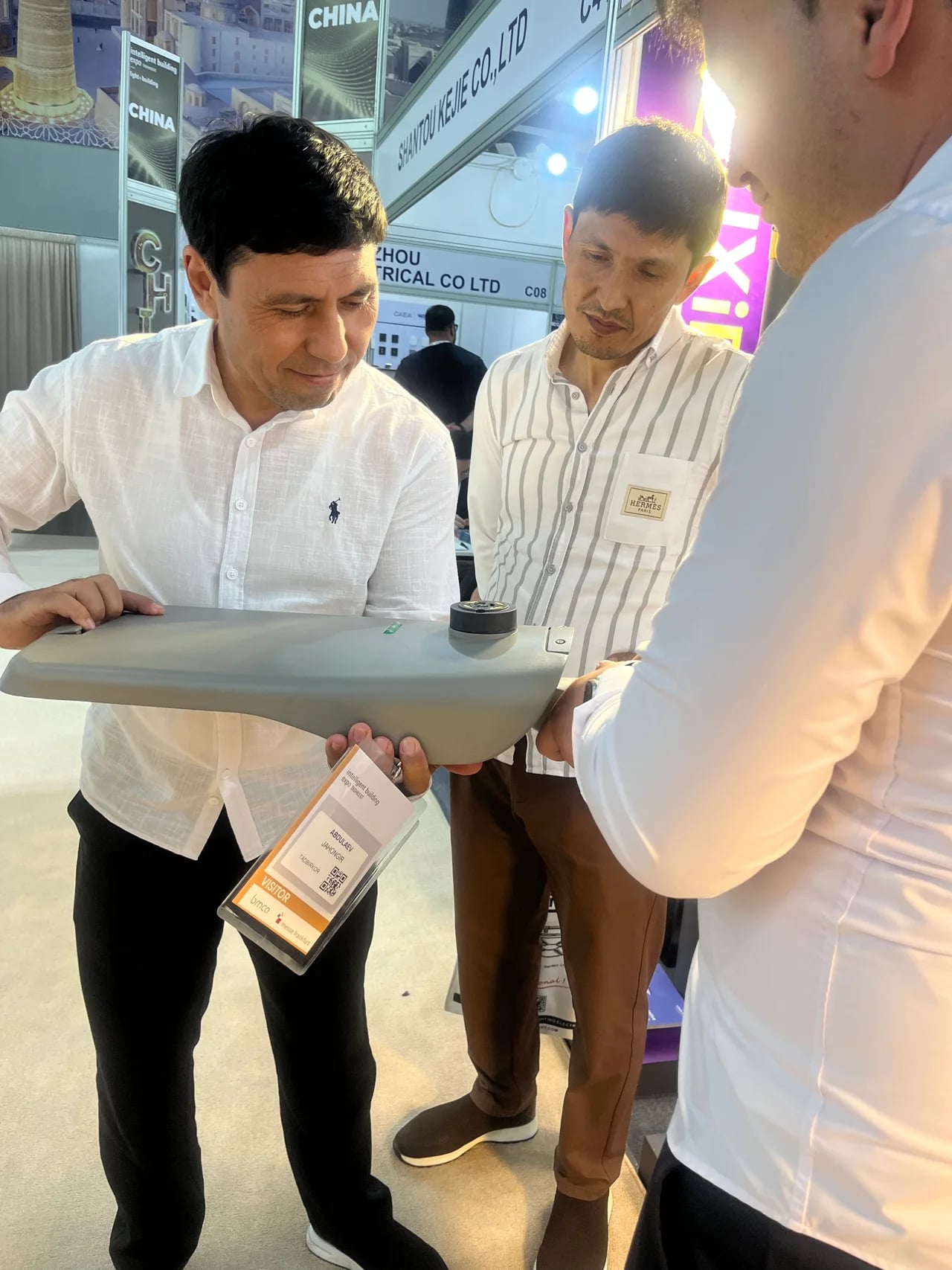 Exhibition visitors examining an outdoor luminaire with the LUXiFiC team